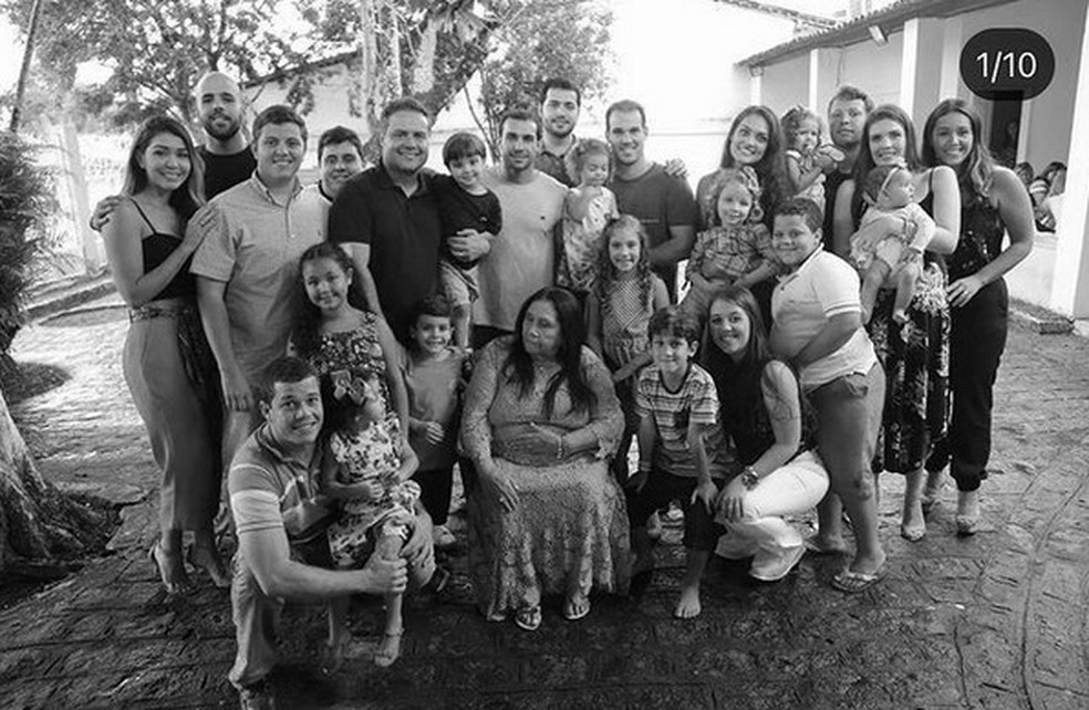 Governador de Alagoas postou foto da avó, Ivanilda Calheiros, reunida com a família — Foto: Arquivo pessoal