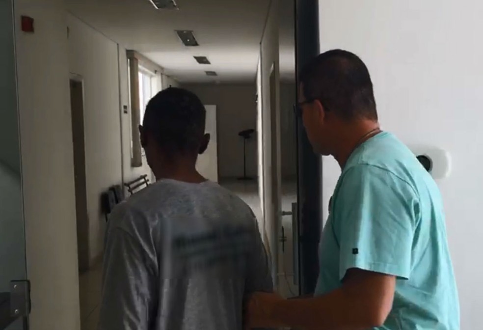 Homem (de camisa cinza) foi preso temporariamente em Jundiaí após vítima recuperar memória depois de 2 meses em coma — Foto: Polícia Civil/Divulgação