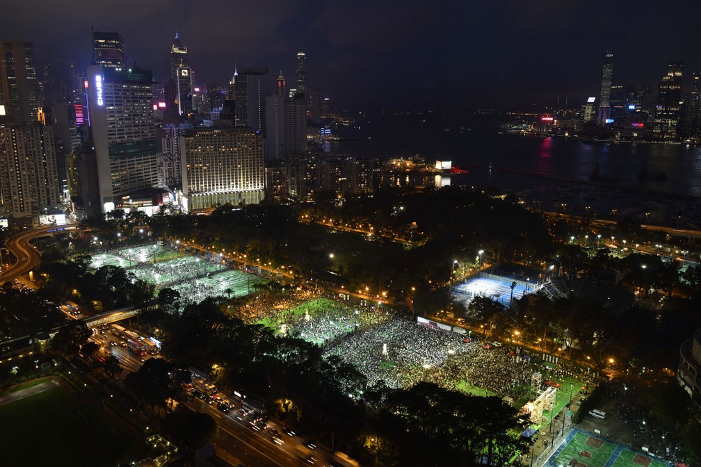 Vigília à luz de velas no Parque Victoria, em Hong Kong, pelos manifestantes que foram vítimas da brutalidade do governo chinês há três décadas na Praça da Paz Celestial, em Pequim. — Foto: Edwin Kwok/AP