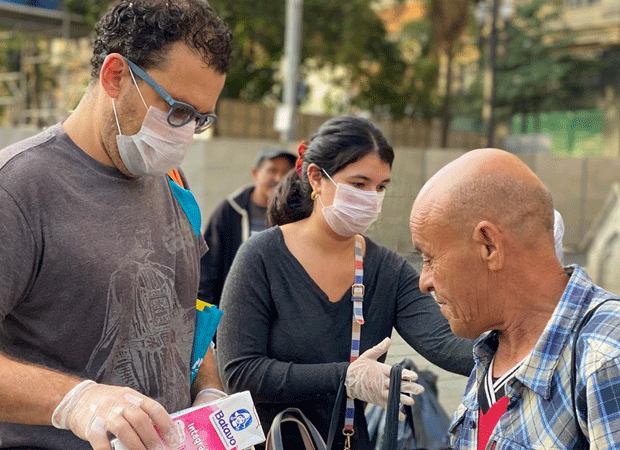 Fernando Rocha distribui comida a moradores de rua na ...