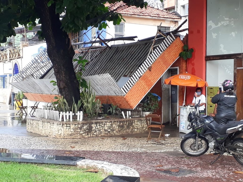 Marquise de restaurante desabou nesta sexta-feira, no bairro do Rio Vermelho, em Salvador — Foto: Redes Sociais