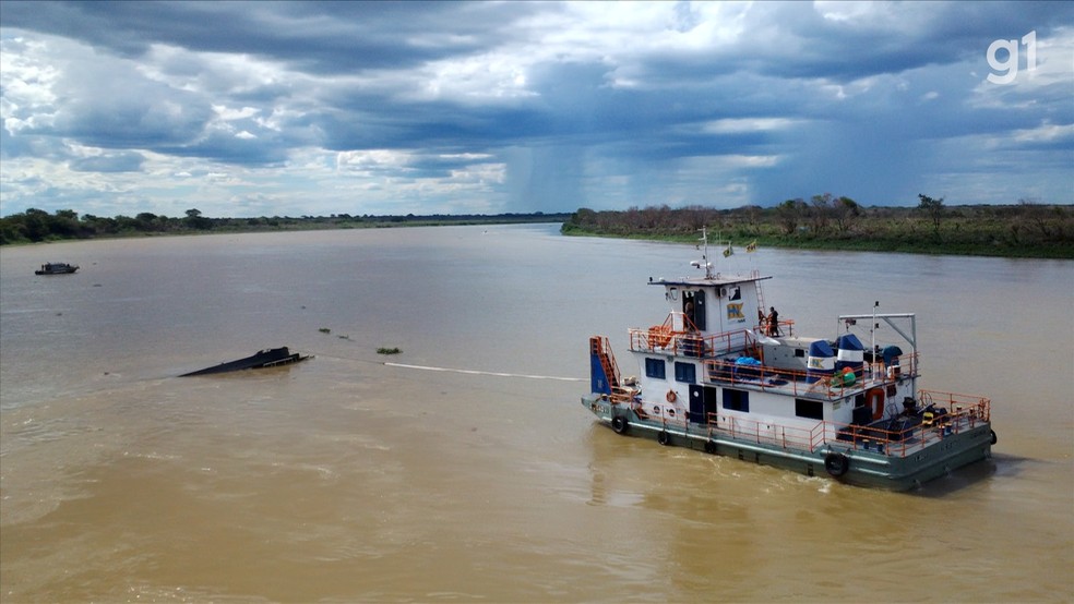 Barco começa a ser retirado do Rio Paraguai, em Corumbá (MS) — Foto: TV Morena/Reprodução