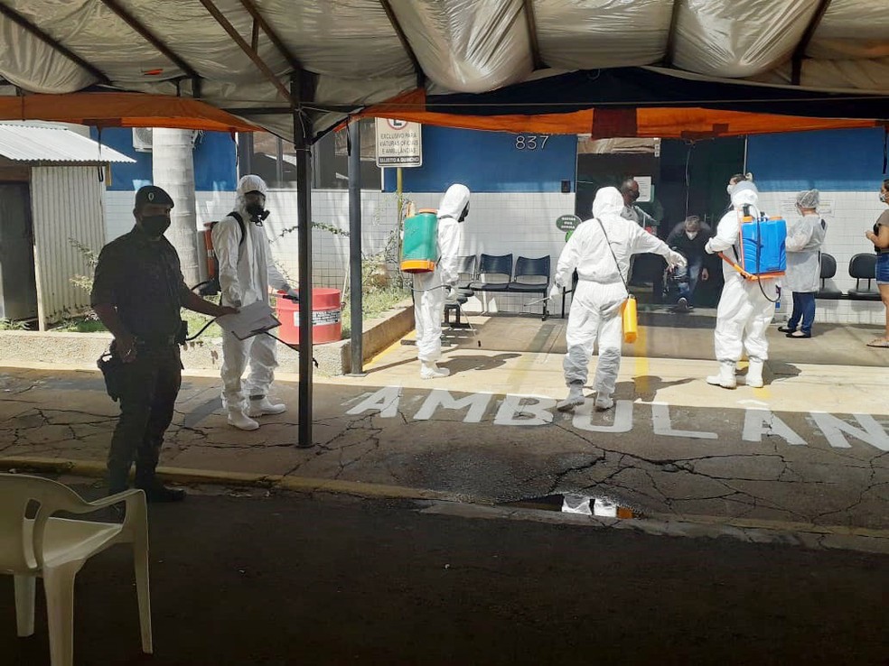 Com a participação de militares do Exército Brasileiro, operação higieniza pontos de grande circulação de pessoas em Dracena — Foto: Mariane Santos/TV Fronteira