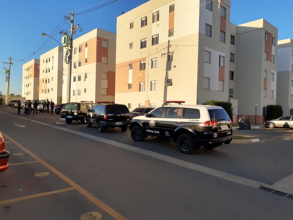Viaturas policiais durante cumprimento de mandados de busca e apreensão em Cosmópolis, em maio — Foto: Divulgação/ Polícia Civil