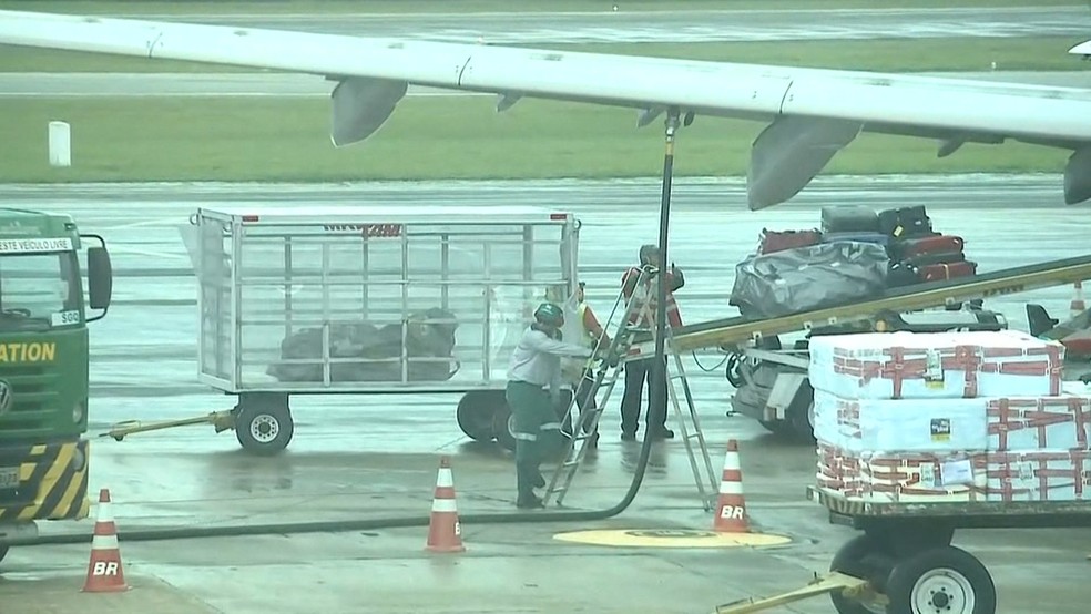 Corpos de KhÃ¡lida Trabusli Lisboa e Isadora Bringel desembarcam de aeronave no Aeroporto Internacional Marechal Hugo da Cunha Machado, em SÃ£o LuÃ­s. â Foto: Miguel Lindoso/TV Mirante