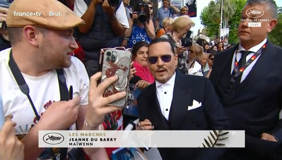 Johnny Depp é tietado em evento francês