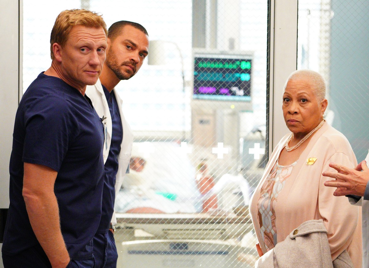 GREY'S ANATOMY - "Help Me Through the Night" - Following the car crash at Joe's Bar and subsequent rescue efforts led by the Station 19 firefighters, Grey Sloan doctors work through the night to save the lives of their colleagues. Meanwhile, Amelia worrie (Foto: ABC via Getty Images)