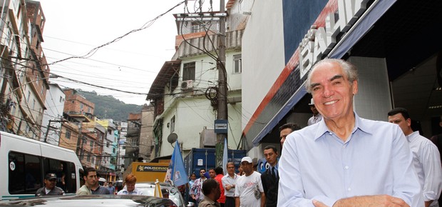 Michael Klein em frente à loja da Casas Bahia na comunidade da Rocinha, no Rio de Janeiro (Foto: Eny Miranda/Cia da Foto)