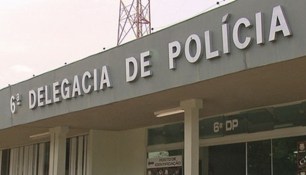 Fachada da 6ª Delegacia de Polícia, do Paranoá, no Distrito Federal — Foto: TV Globo/Reprodução 