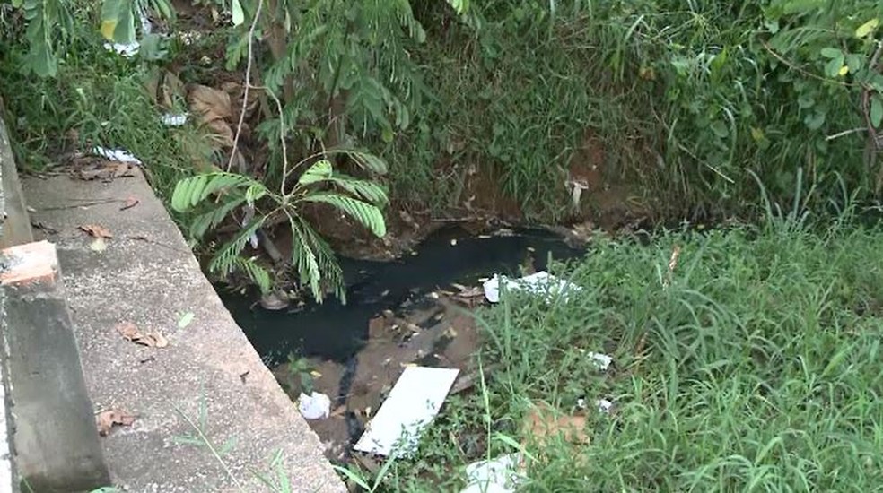 Morador reclama de esgoto a céu aberto na Rua Pequena Jéssica, em Rio Branco  (Foto: Reprodução/Rede Amazônica Acre)