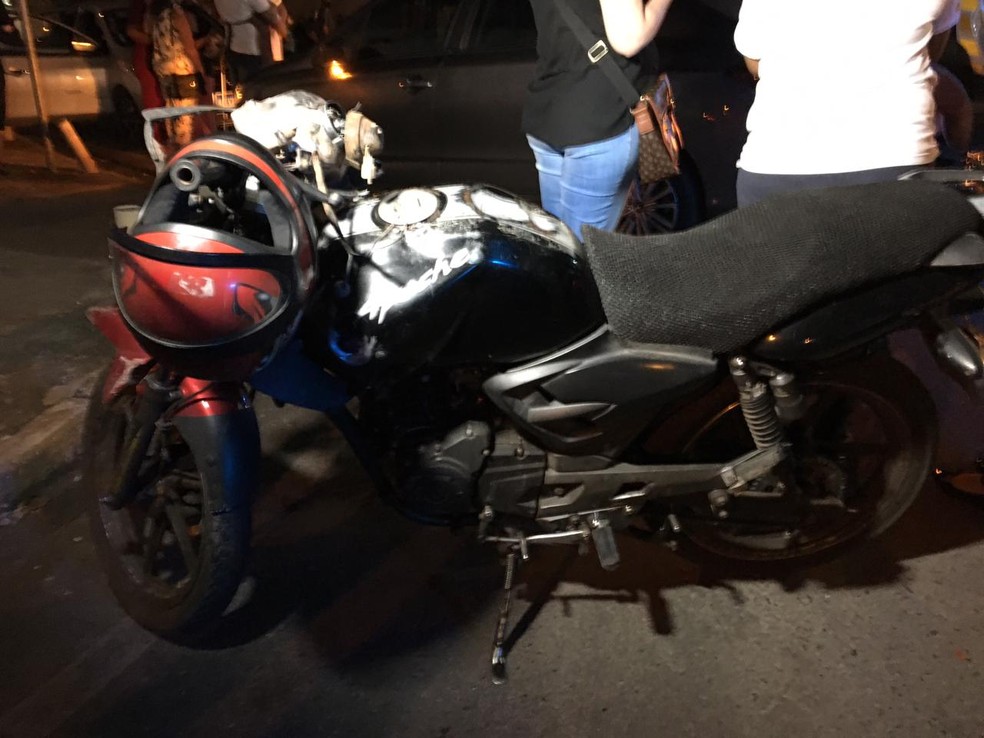 Vítima conduzia uma moto quando se chocou com carro em Cuiabá — Foto: Leandro Agostini/CAFM