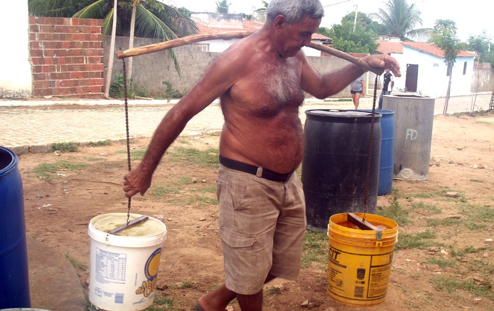Moradores do municÃ­pio de PilÃµes, em 2013, jÃ¡ tinham dificuldades para conseguir Ã¡gua â€” Foto: Anderson Barbosa/G1