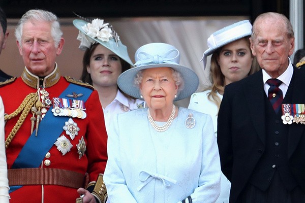 Eugenie e Beatrice em evento real com a Rainha Elizabeth II (Foto: Getty Images)