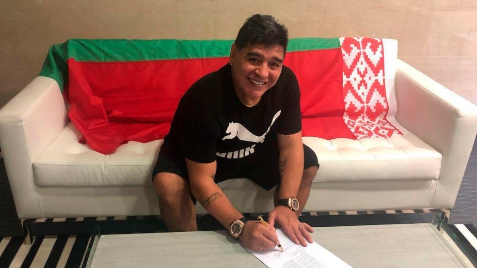 Maradona assina contrato para trabalhar em clube de Belarus (Foto: Divulgação)