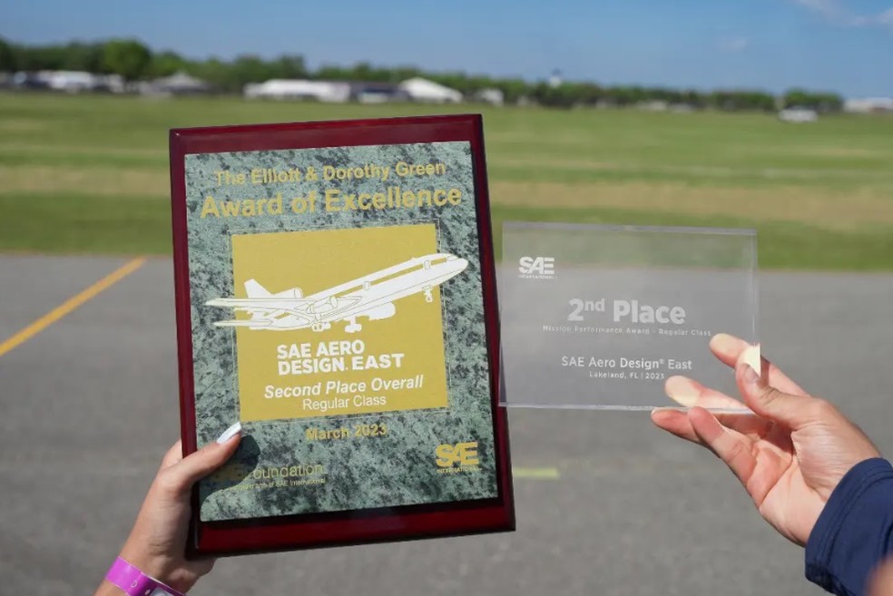 Troféus de segundo lugar em projeto e segundo lugar em voo — Foto: Axé Fly Aerodesign