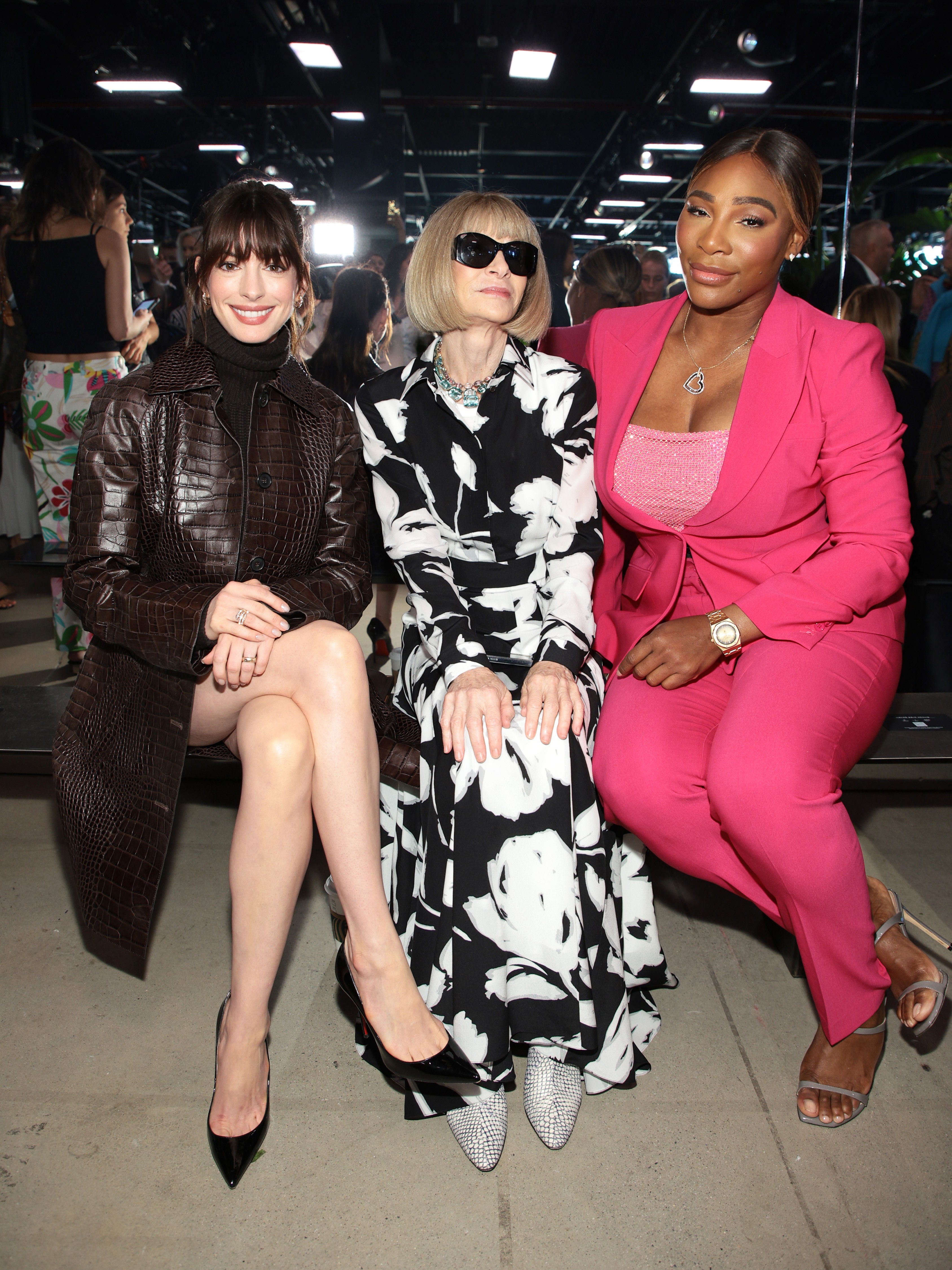 NEW YORK, NEW YORK - SEPTEMBER 14: (L-R) Anne Hathaway, Anna Wintour, and Serena Williams attend the Michael Kors Collection Spring/Summer 2023 Runway Show on September 14, 2022 in New York City. (Photo by Dimitrios Kambouris/Getty Images for Michael Kors (Foto: Getty Images for Michael Kors)