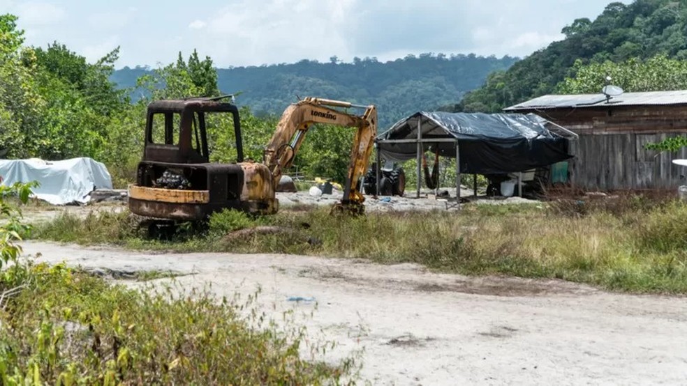 Maquinário e acampamento de garimpeiros — Foto: IMAZON, IDEFLOR-BIO E HAVITA RIGAMONTI via BBC News