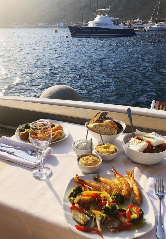 Carol Dias e Kaká almoçam em barco (Foto: reprodução/Instagram)