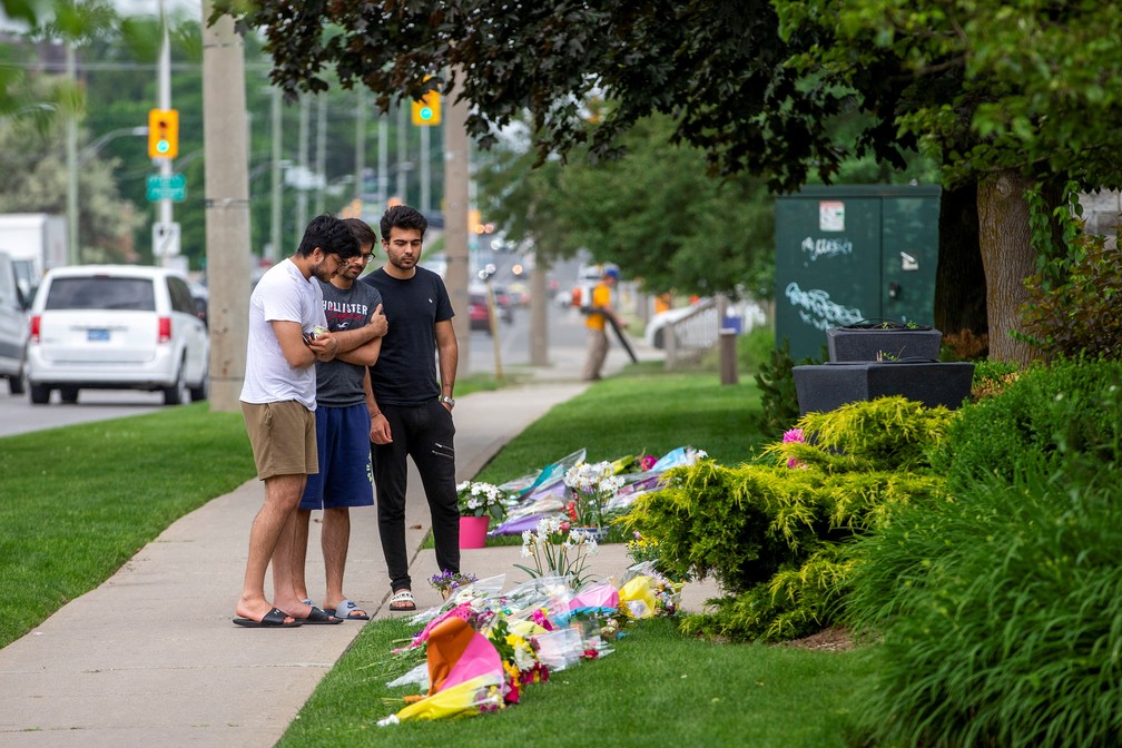 Jovens fazem homenagem à família morta no domingo em ato terrorista de extrema direita no Canadá. Foto de 8 de junho de 2021 — Foto: Carlos Osorio/Reuters