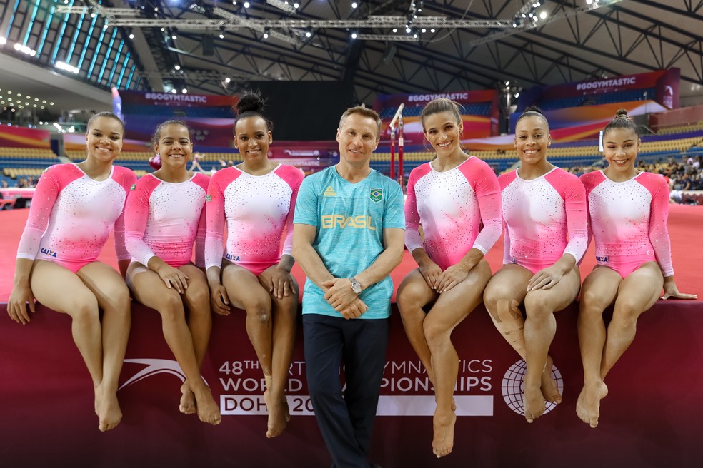 Valeri Liukin com a equipe do Brasil no Mundial de Doha — Foto: Ricardo Bufolin/CBG