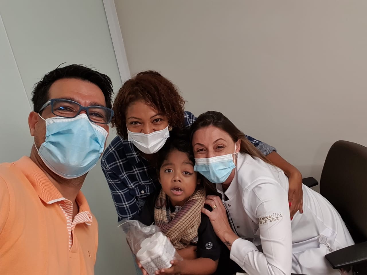 Família Duarte no consultório da Dra. Viviane Sonaglio (Foto: Divulgação)