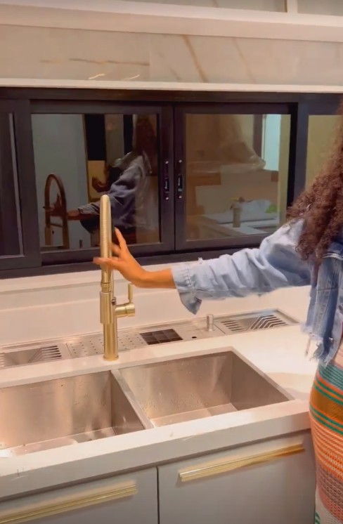 Camilla de Lucas mostra cuba dupla, torneira dourada e calha úmida na pia da cozinha — Foto: Reprodução/Instagram