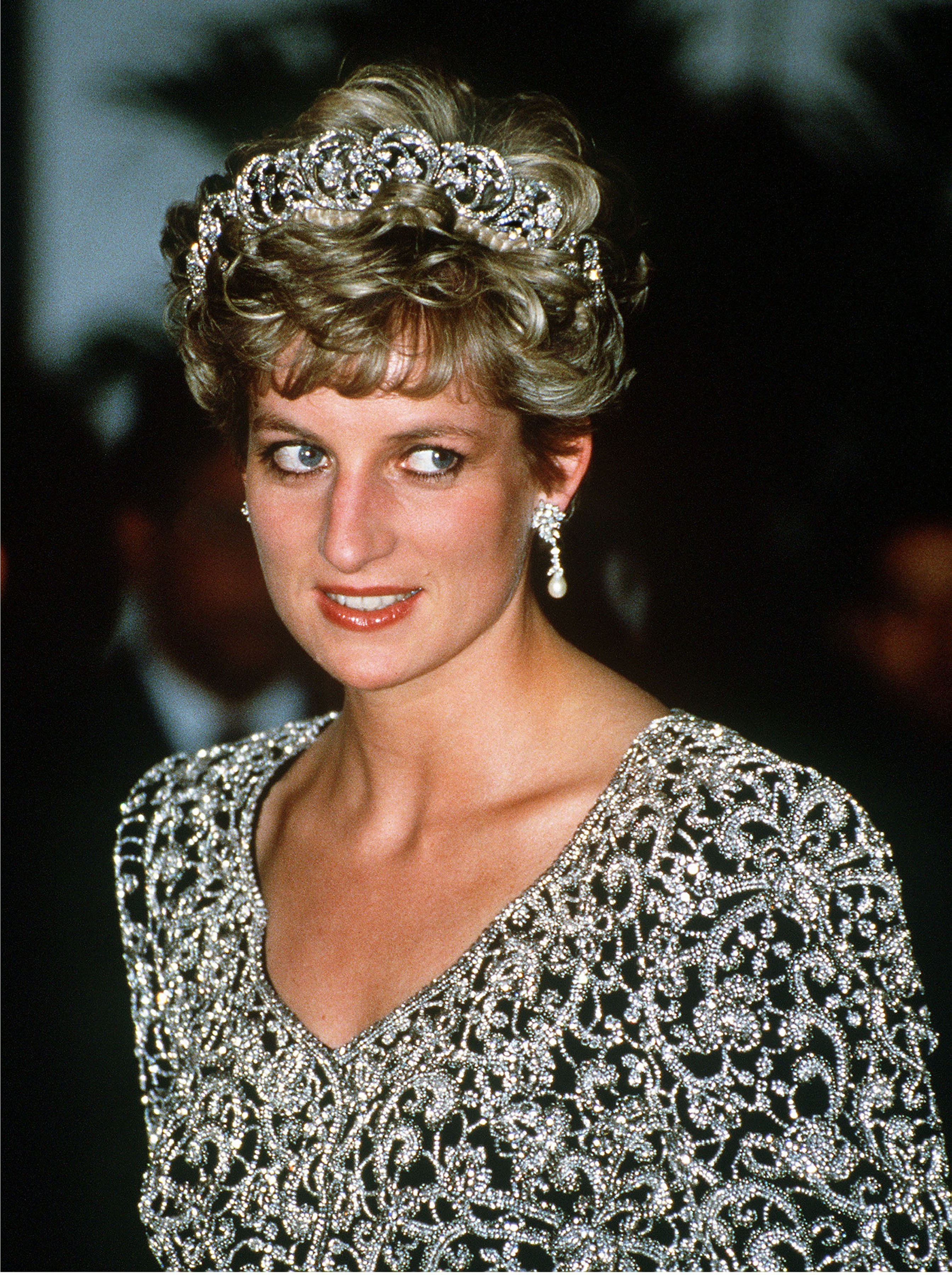The Princess of Wales attending a banquet given by the President of India, Ramaswamy Venkataraman,  during an official visit to the country,  February 1992. She is wearing the Spencer family tiara and a gown by Catherine Walker. (Photo by Jayne Fincher/Ge (Foto: Getty Images)