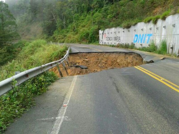 Parte da BR-280 desmorona no Norte de SC por causa das chuvas e trecho é  interditado, Santa Catarina