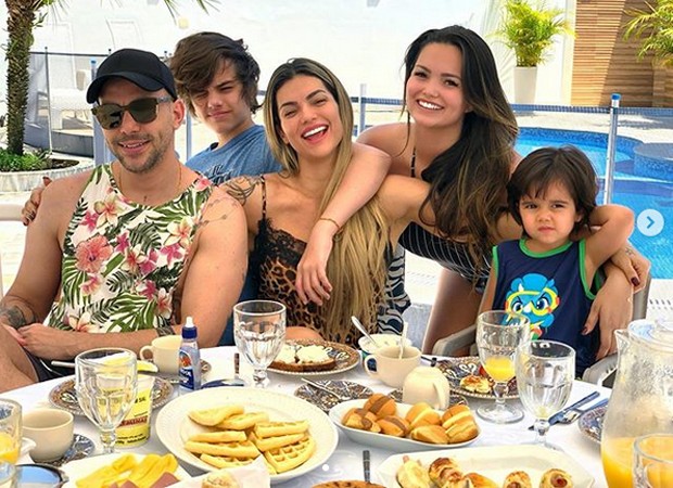 Kelly Key com o marido, Mico Freitas, e os filhos Suzana, Vitor e Arthur (Foto: Reprodução Instagram)
