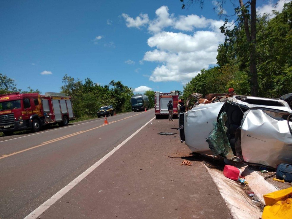 Veiculo com três estrangeiros e um brasileiro saiu da pista e tombou no acostamento da BR-262, entre Aquidauana e Miranda (MS) — Foto: Redes Sociais/Reprodução