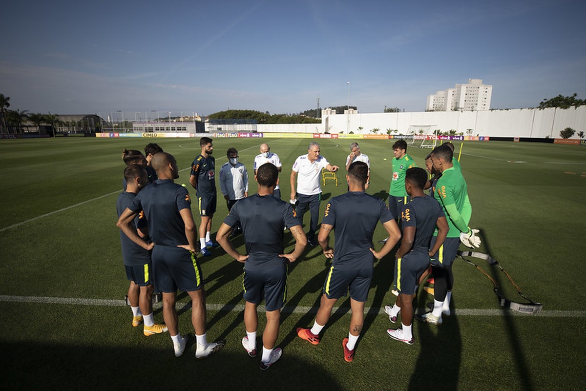 Seleção treina com grupo completo, mas não mostra ...