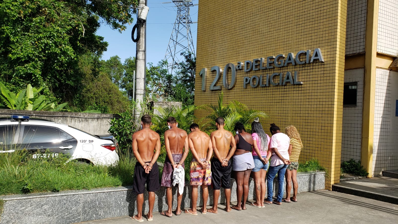 Polícia prende oito suspeitos de envolvimento com o tráfico de drogas em Iguaba Grande, no RJ