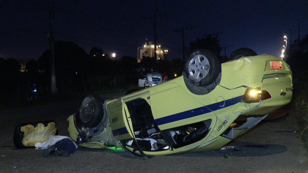 Táxi capotou na Avenida Brasil, altura de Santa Cruz, na Zona Oeste do Rio, no começo da madrugada deste sábado (29) — Foto: TV Globo