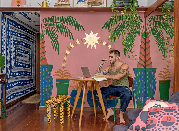 João está no home office montado na área social de seu apartamento (Foto: Sambacine / Editora Globo)