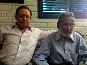 Raimundo e o Irmão Francisco Arruda, quem o buscou em São Paulo, depois de mais de 19 anos sem vê-lo (Foto: Humberta Carvalho/G1)