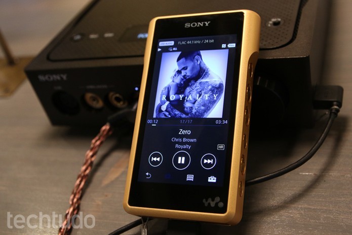 Walkman de ouro da Sony tem qualidade Hi-Fi (Foto: Fabricio Vitorino/TechTudo)