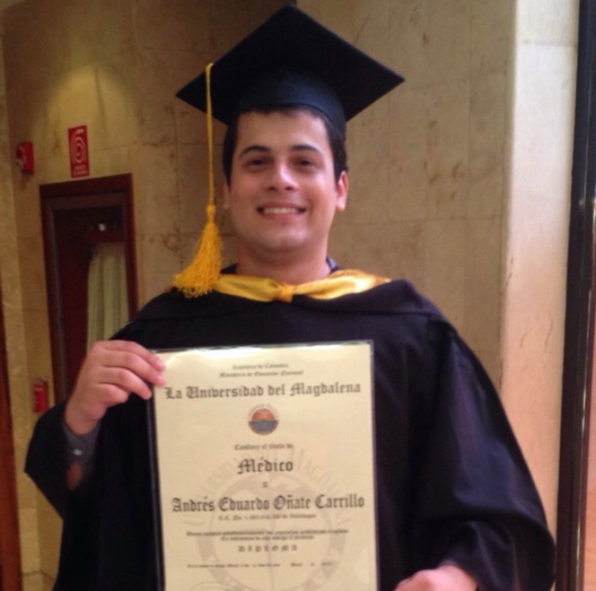 Andres com seu diploma de médico, em 2015. — Foto: Reprodução
