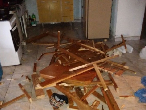 Polícia afirma que morador quebrou móveis da casa após esposa morrer (Foto: Divulgação/ Polícia Civil Itaí)