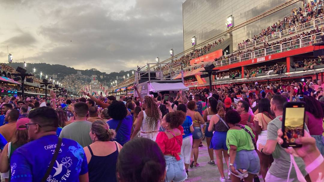 Público invade a Avenida após o desfile da Mangueira no carnaval 2023