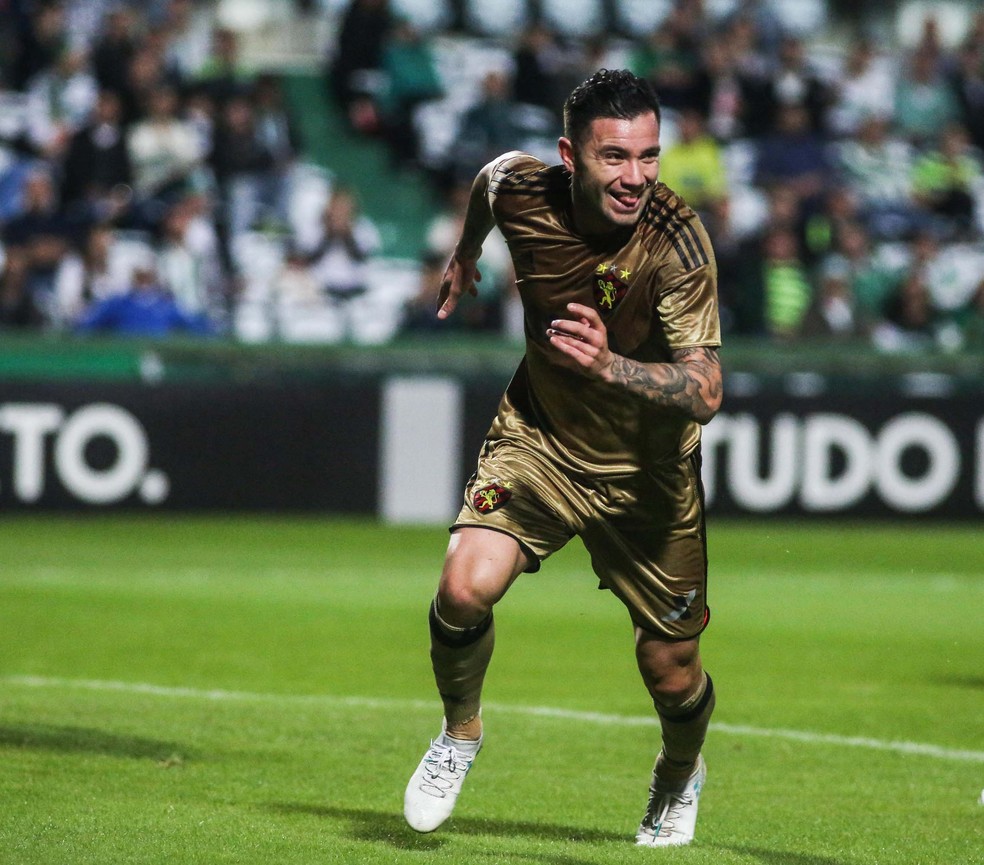 Mena mudará de time em 2018; lateral acertou por dois anos com o Bahia (Foto: Futura Press)