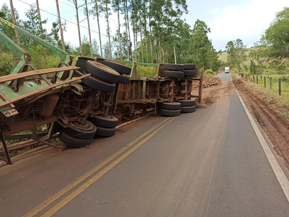 Carreta tombou na manhã desta quarta-feira (21) em Itatinga — Foto: Demutran Itatinga/Divulgação