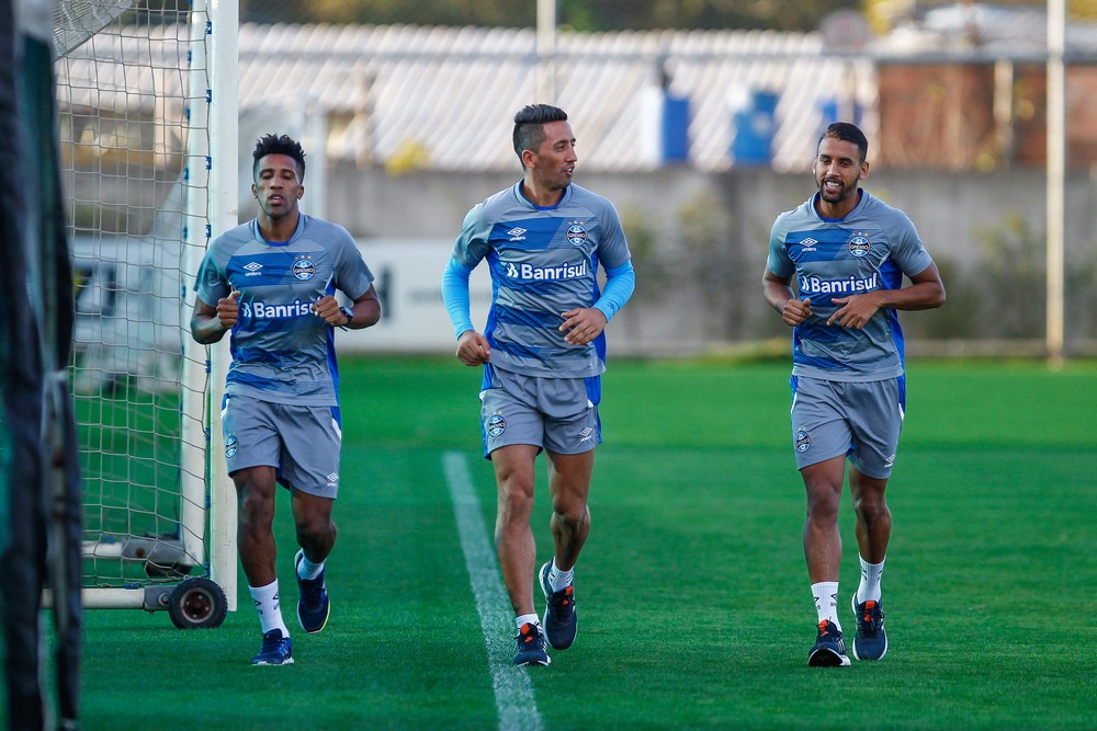 Grêmio comprará Michel e põe em pauta renovações de Barrios, Léo Moura e Cortez