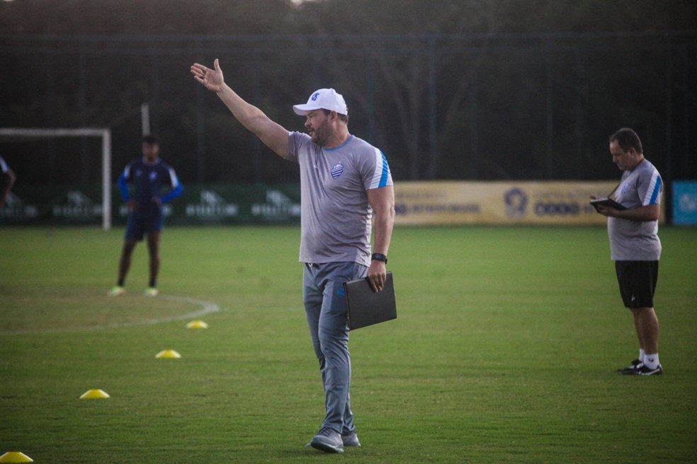 Roberto Fernandes, técnico do CSA — Foto: Morgana Oliveira/Ascom CSA