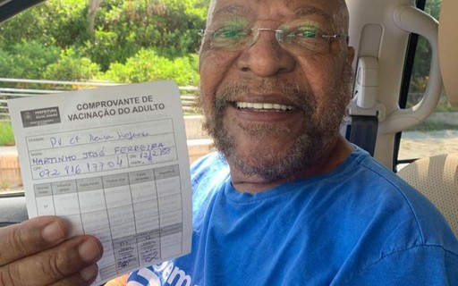 Martinho da Vila recebe segunda dose de vacina contra Covid-19