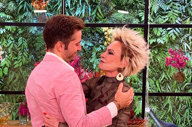 Foto de bastidores: Thales Bretas e Ana Maria Braça de abraçam no Mais Você (Foto: Instagram/Reprodução)