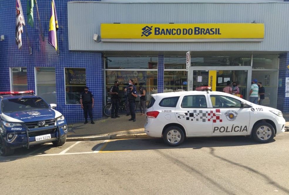 Suspeitos tentaram invadir Banco do Brasil no Centro de Jaguariúna — Foto: Roberto Torrecilhas/JDB