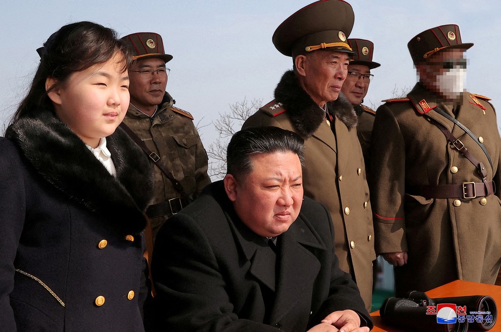 O líder da Coreia do Norte, Kim Jong-un, com sua filha durante teste de míssil em 20 de março — Foto: KCNA via Reuters