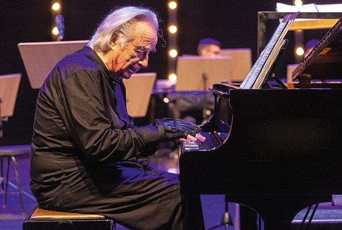O pianista e maestro João Carlos Martins, de 81 anos, usa órteses nas mãos. (Foto: : Luís França)