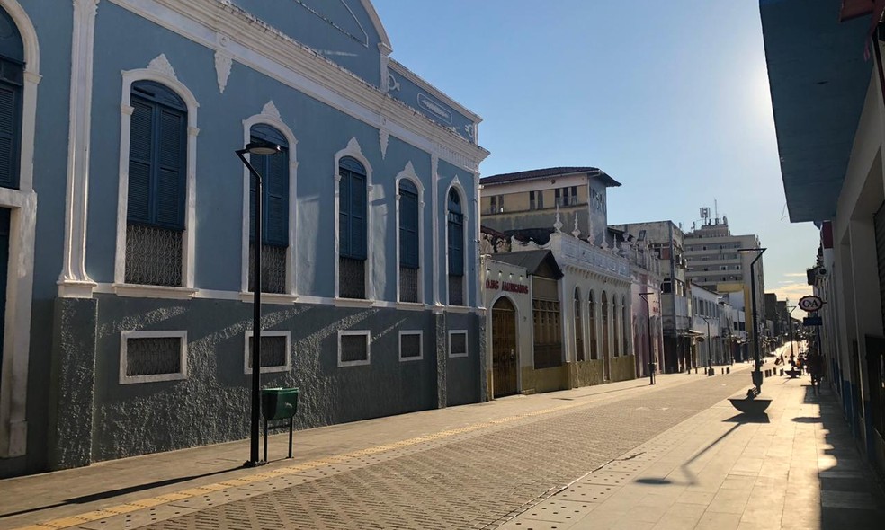 Rua Grande, principal centro comercial de São Luís, ficou praticamente deserto nesta quinta-feira (26) — Foto: Rafaelle Fróes/G1 MA