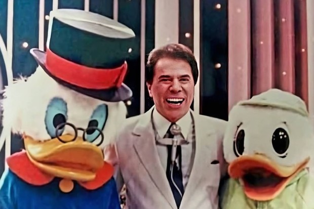 Silvio Santos recebe Tio Patinhas e bonecos da animação Duck Tales em seu programa na década de 1990 (Foto: Divulgação/SBT)